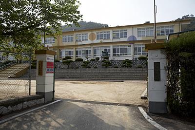 고남초등학교 교문 썸네일 이미지